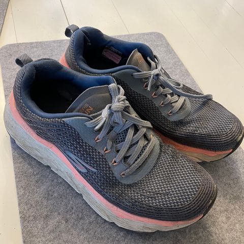 Skechers ultra go str 40