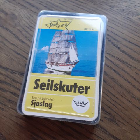 SEILSKUTER. DAMM. BÅTKORT. FIRKORT. BARNEKORTSTOKK FRA 80TALLET.