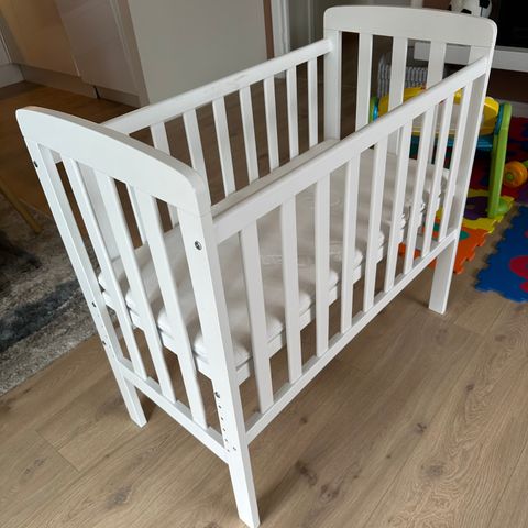 Bedside crib med madrass