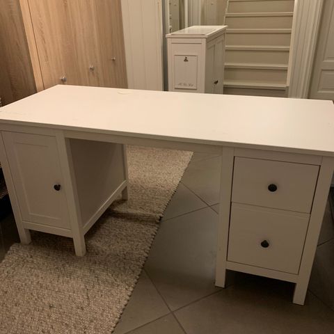 Hemnes skrivebord gis bort