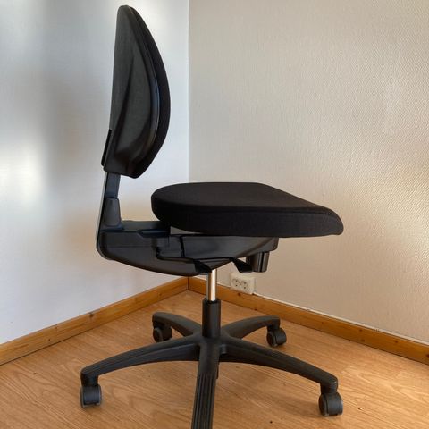 Kontorstol med reguleringsmuligheter. Bredde på sittepute 48 cm, dybde 46 cm.