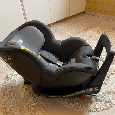 Britax Römer dualfix m i-Size Bilstol