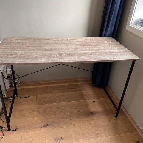 Skrivebord fra JYSK VANDBORG 60x120 eik/svart