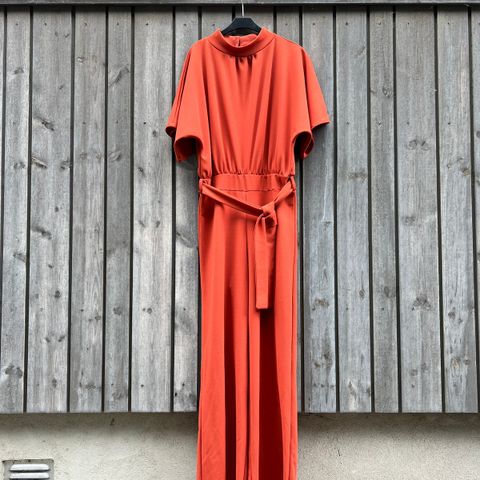 Rustrød jumpsuit / buksedress fra SistersPoint / Str.S