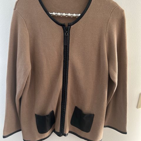 Inwear jakke/cardigan i str 40 -beige/svart med glidelås. Lite brukt