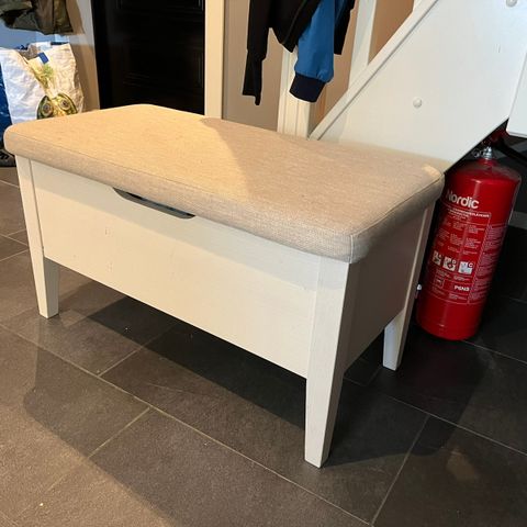 Sittebenk med oppbevaring beige / sand farge