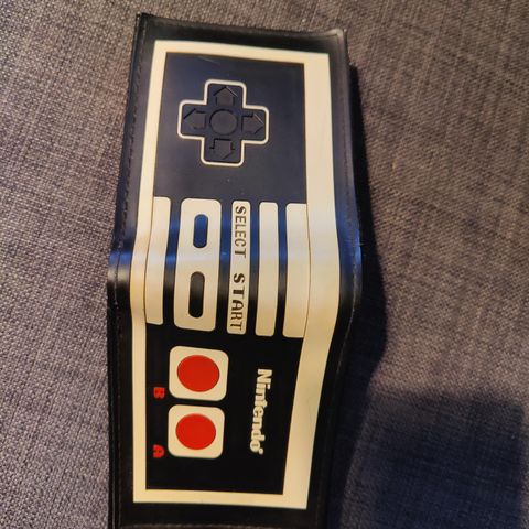 Lommebok med NES controller form