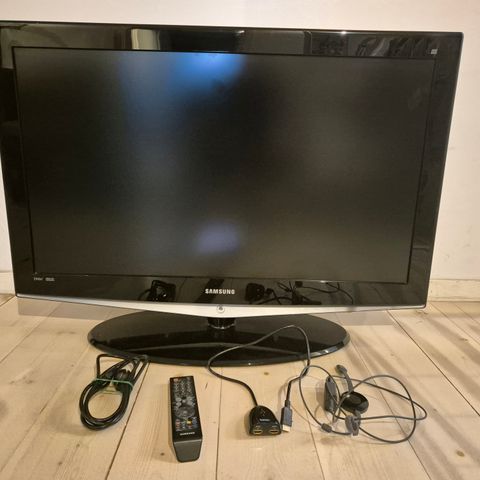 Samsung LCD TV, 42" med Chrome-cast og HDMI-split kabel.