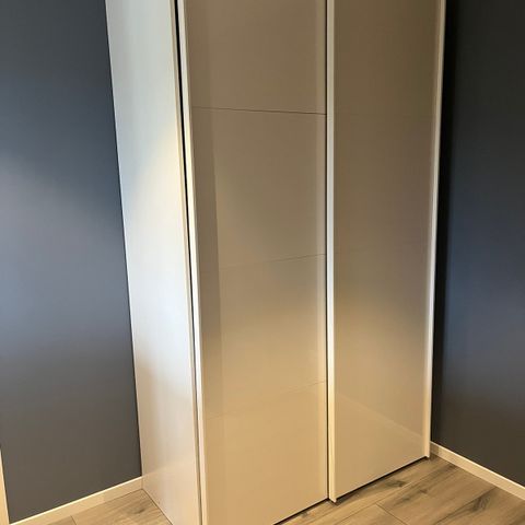 Garderobe / garderobeskap med Skyvedører