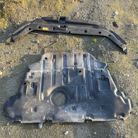 Bunnplast og plate i motor rom Toyota rav4 2008