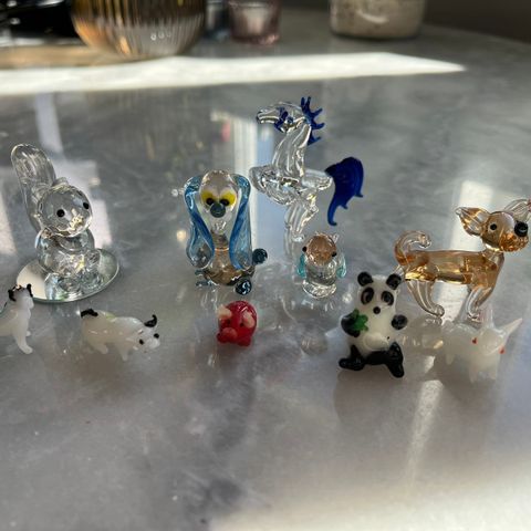 Glassfigurer selges