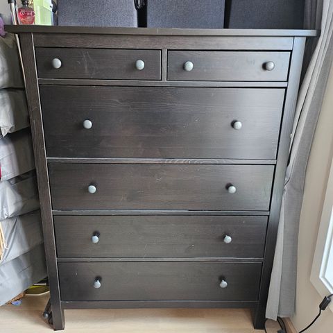 Hemnes kommode brunsort/sort