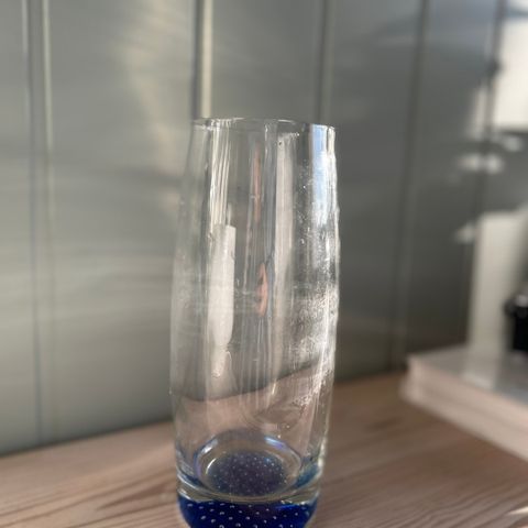 Vintage / Retro glassvase, med blå bunn, 23cm høyde