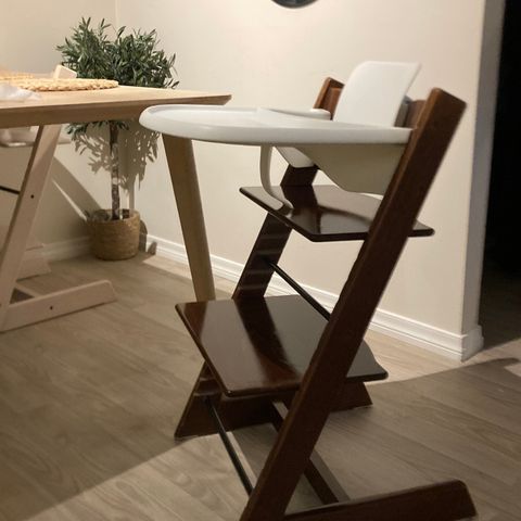 KOMPLETT og SOM NY Stokke Tripp trapp stol WALNUT NY MODELl