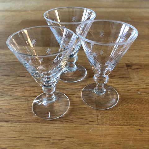 Vintage likørglass / snapsglass med stett og slipt dekor