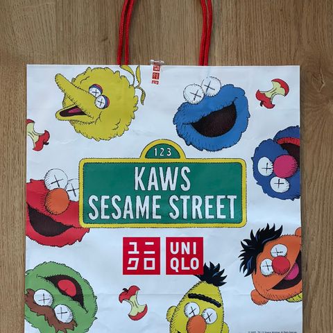 2 stk Uniqlo KAWS X SESAME STREET 2018 papirpose 32cm x 32cm