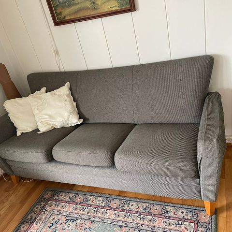 3 seters sofa og lenestol med puff selges.