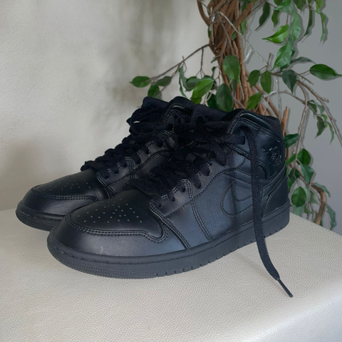 Air Jordan 1 Mid Triple Black