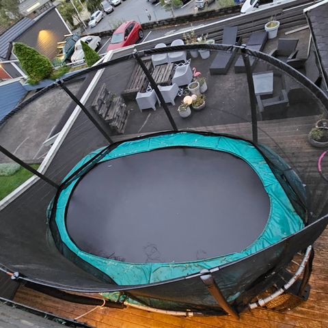 Stor trampoline gis bort