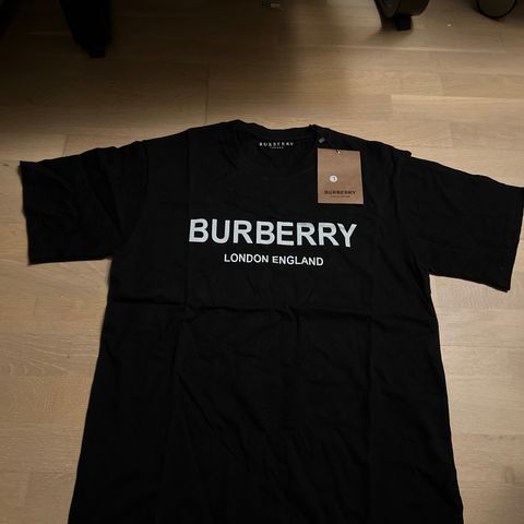 Burberry t-skjorte - ny pris