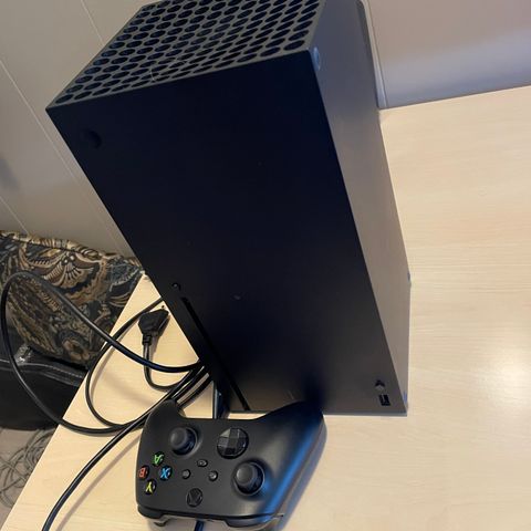 Xbox series X og 1 kontroller + fifa 23/ea24