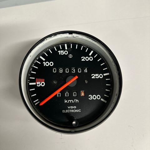 Porsche 911 speedometer 300 km/t