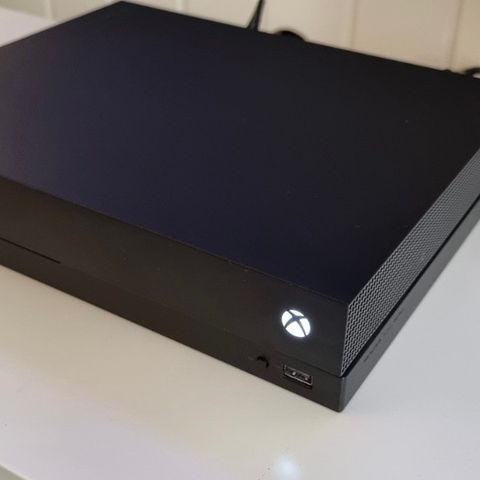 Xbox One X 1TB