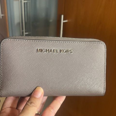 Micheal Kors lommebok gråbrun farge