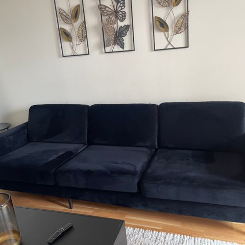 Flott sofa med sofabord og rammer- komplett pakke til stuen!