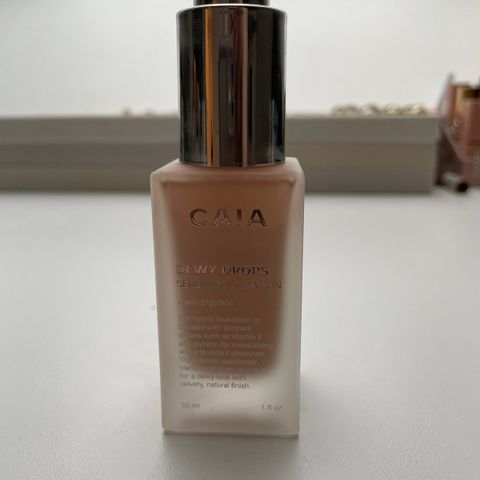 Dewy drops serum foundation fra Caia 20C