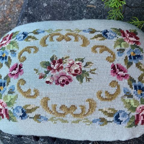 Vintage / retro eldre krakk med brodert overtrekk