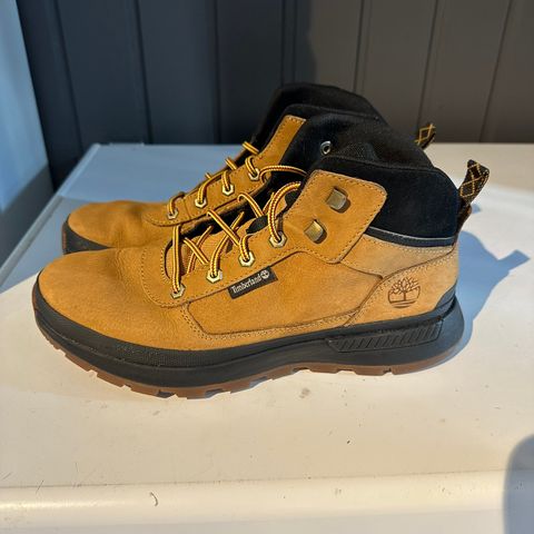 Timberland sko i str 43.5, kun brukt 2 ganger på snø. Fremstår som nye