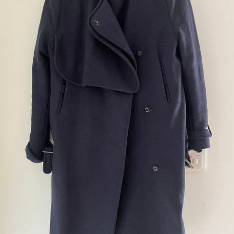 Trenchcoat i ull fra Acne studios