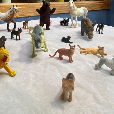 Brukte leker SCHLEICH dyrefigurer og andre