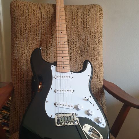 Strøken Fender Squire Stratocaster selges!