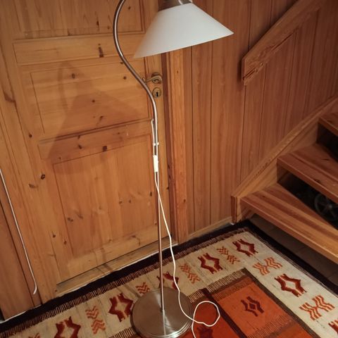 Stålampe gis bort