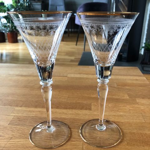 Champagneglass / vinglass , slipt dekor og gull rann