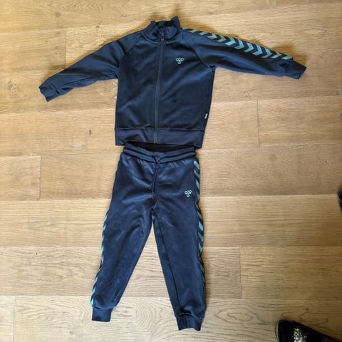 Hummel joggedress strl 104