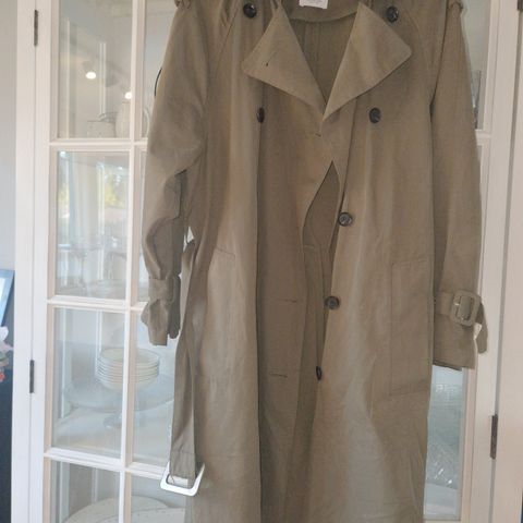 Trenchcoat fra Zara selges