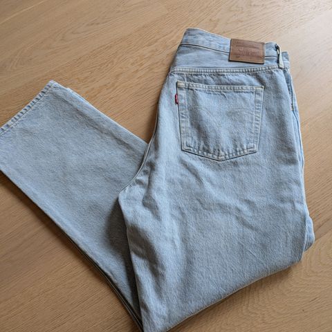 Levi 501 Cropped i lys farge