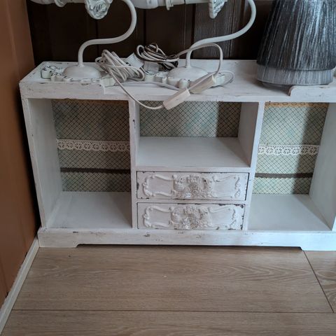 Shabby Chic hylle og lampetter selges