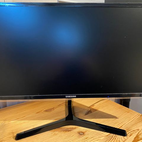 Samsung 24’’ gaming skjerm.