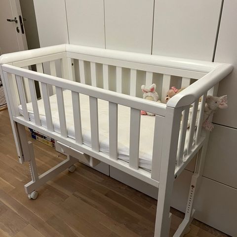 Troll bedside crib