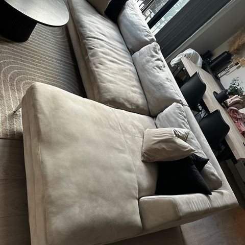 Sofa i semsket skin