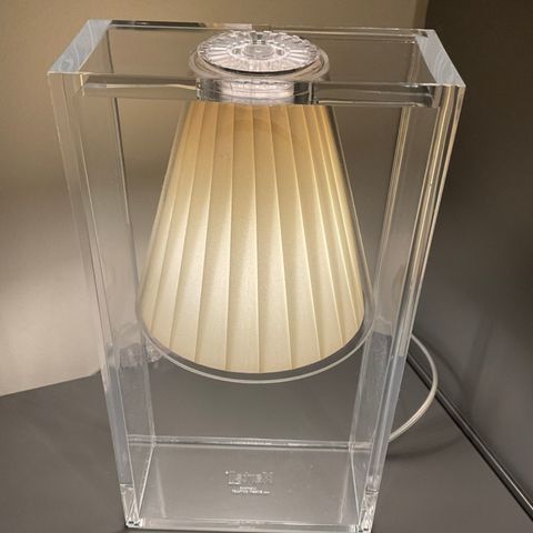 Kartell bordlampe selges