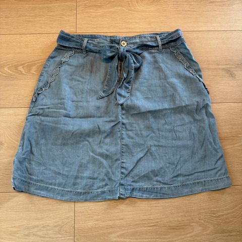 Denim skjørt dame str 36 (stor i str)