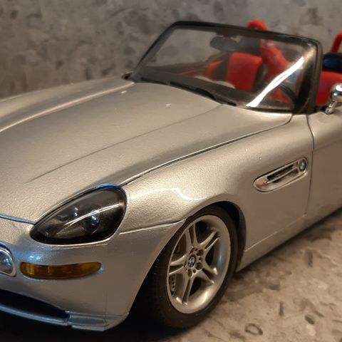 BMW Z8 MODELLBIL I SKALA 1:18