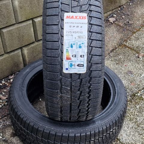 2 stk piggfrie vinterdekk Maxxis Arctictrekker SP02 225/45R18. Nye og ubrukte