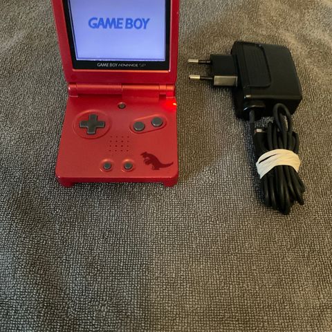 Rød Pokemon Gameboy Advance SP + Lader