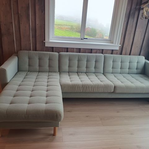 Sofaer, 2 seter kr 2000, den med sjeselong kr 4000